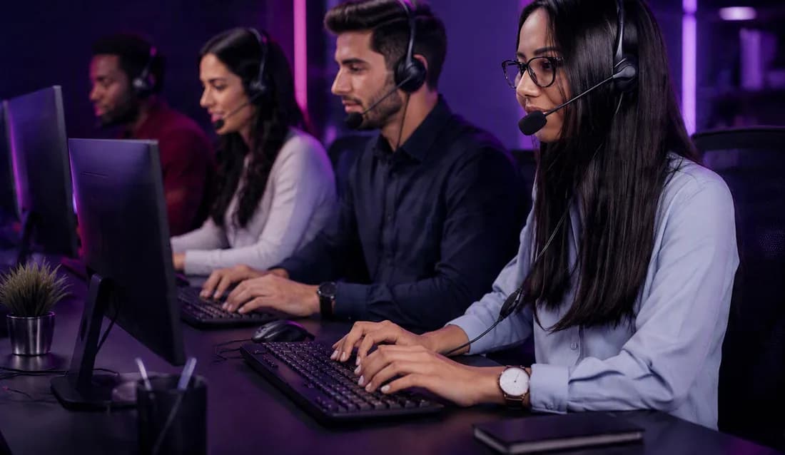 Equipo de atención a clientes de Swaphix trabajando con diademas frente a sus computadoras